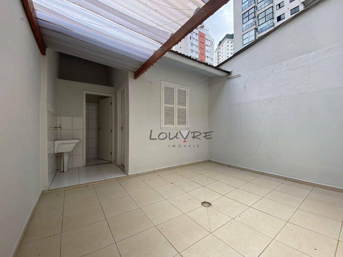 Casa para alugar com 2 quartos, 130m² - Foto 3