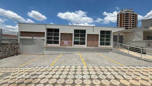 Casa para alugar com 3 quartos, 333m² - Foto 1