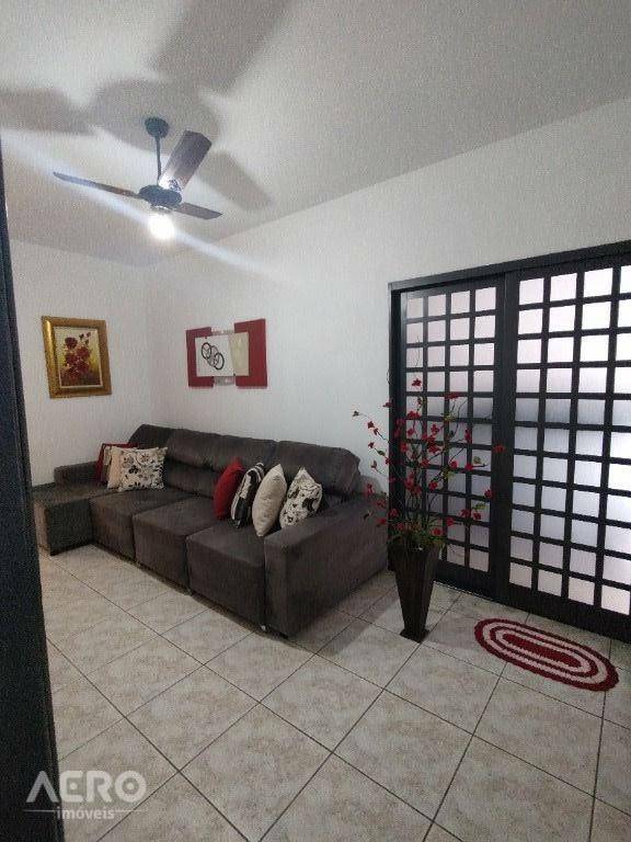 Casa à venda com 3 quartos, 124m² - Foto 1