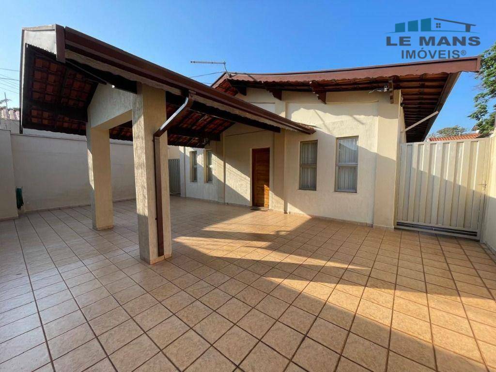 Casa à venda com 3 quartos, 240m² - Foto 1