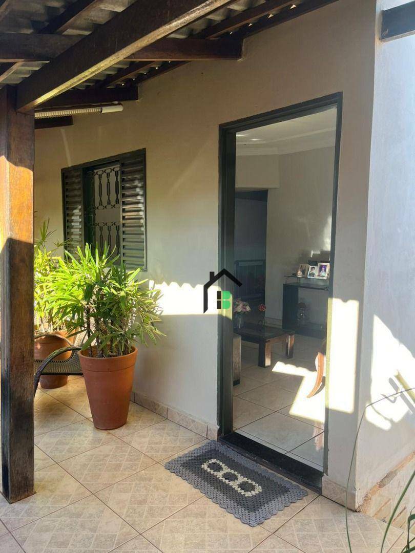 Casa, 4 quartos, 175 m² - Foto 1