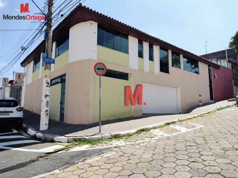 Casa para alugar com 3 quartos, 375m² - Foto 1