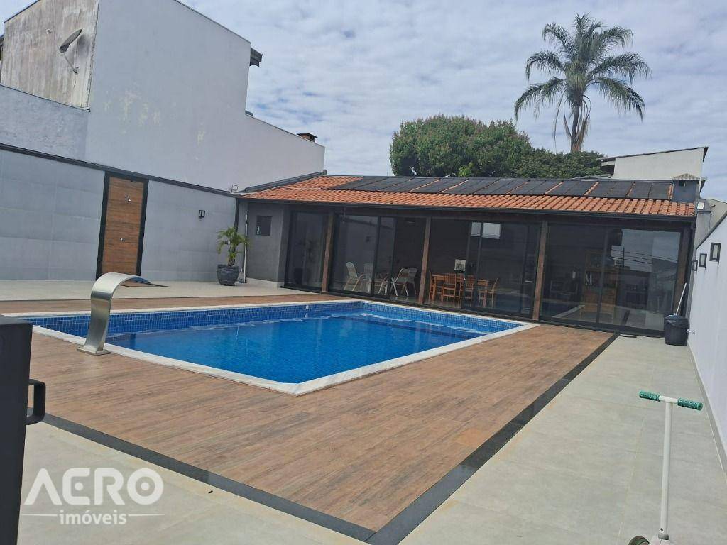 Casa à venda com 3 quartos, 231m² - Foto 1