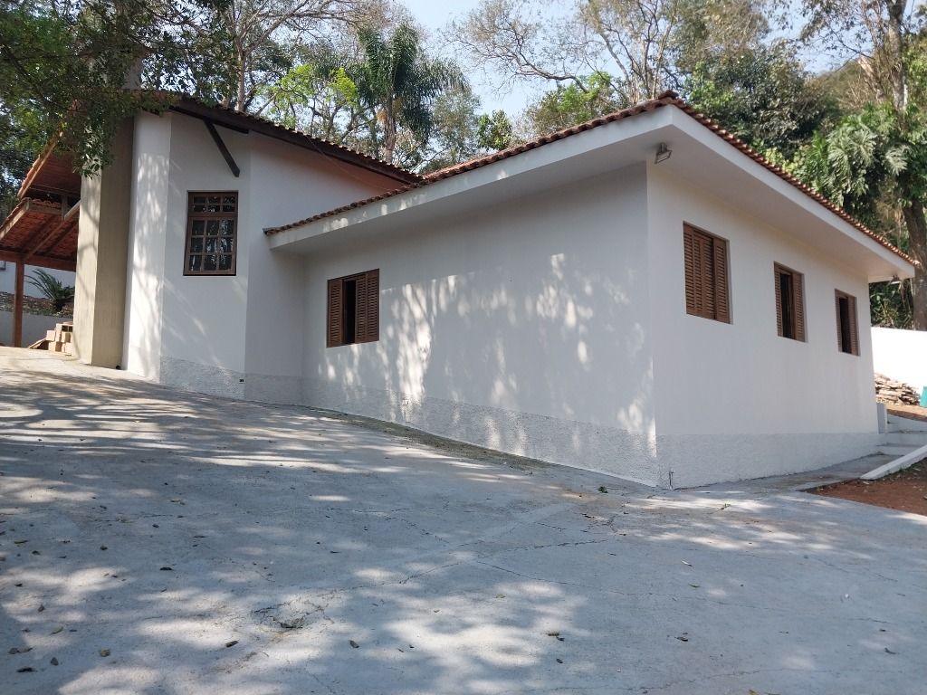 Casa de Condomínio para alugar com 4 quartos, 300m² - Foto 2