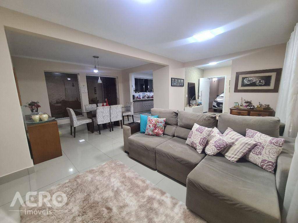 Casa à venda com 3 quartos, 210m² - Foto 1