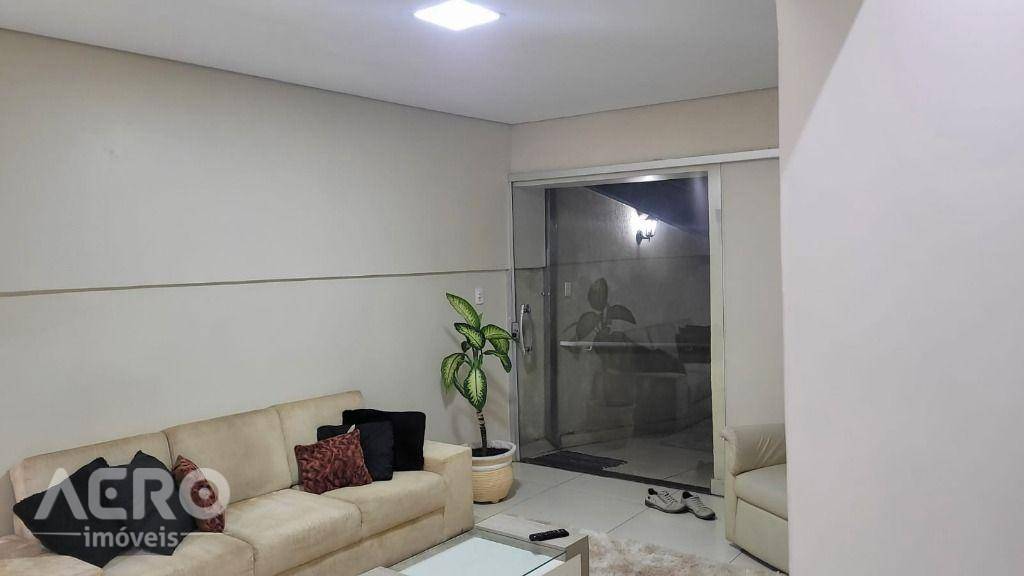 Casa à venda e aluguel com 3 quartos, 200m² - Foto 2