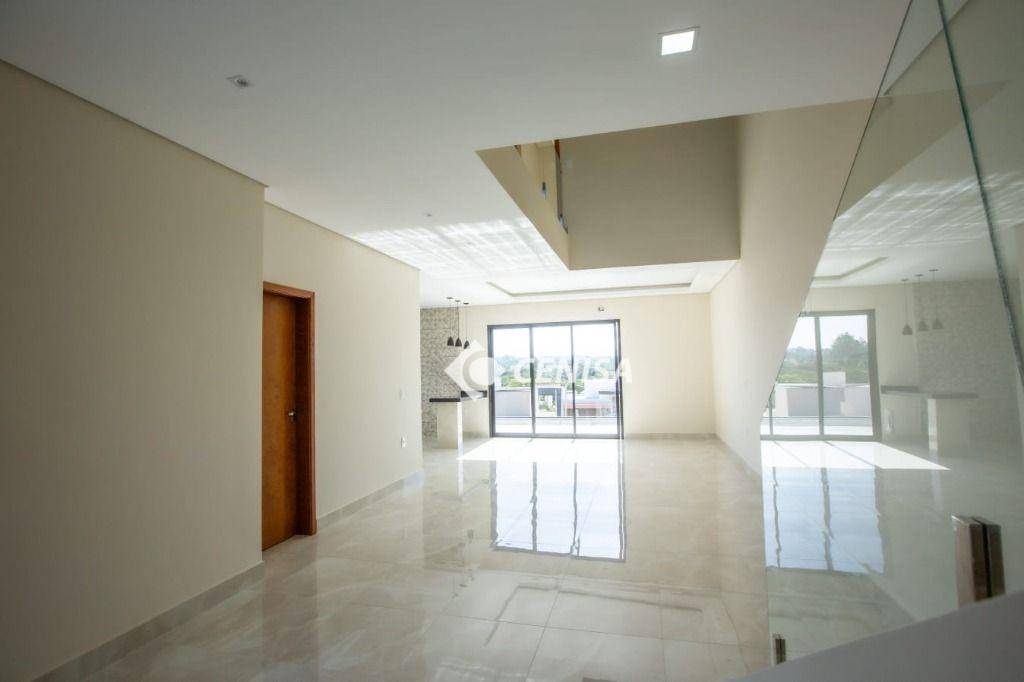 Casa de Condomínio à venda com 3 quartos, 232m² - Foto 2