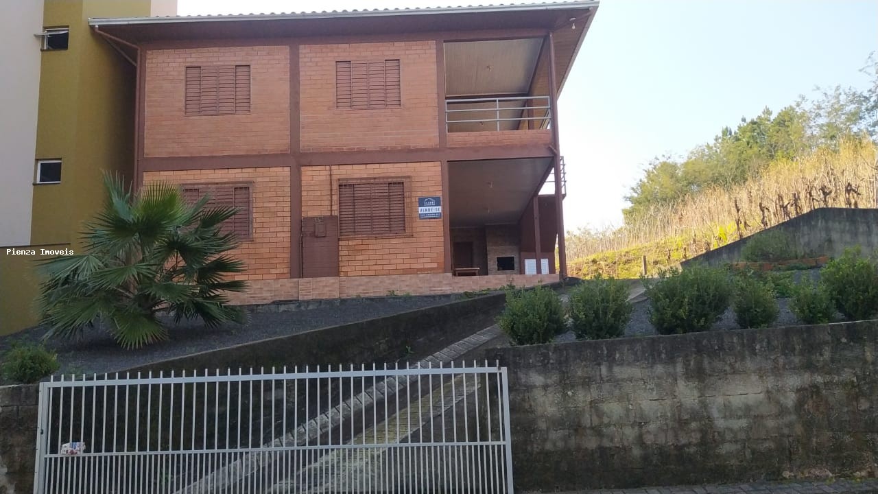 Casa à venda com 6 quartos, 200m² - Foto 1