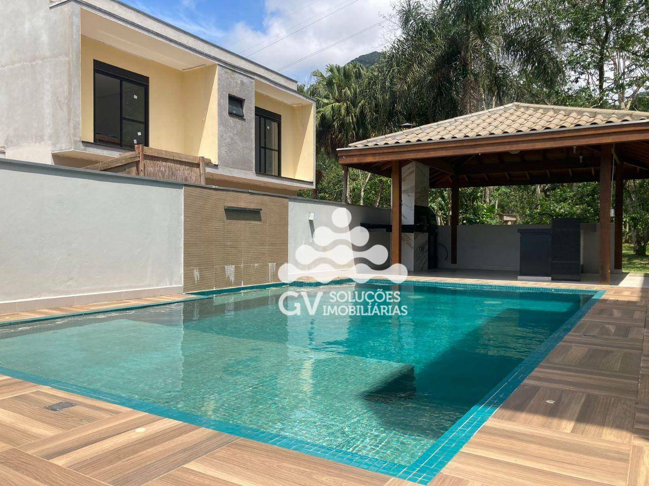 Casa de Condomínio à venda com 5 quartos, 225m² - Foto 2