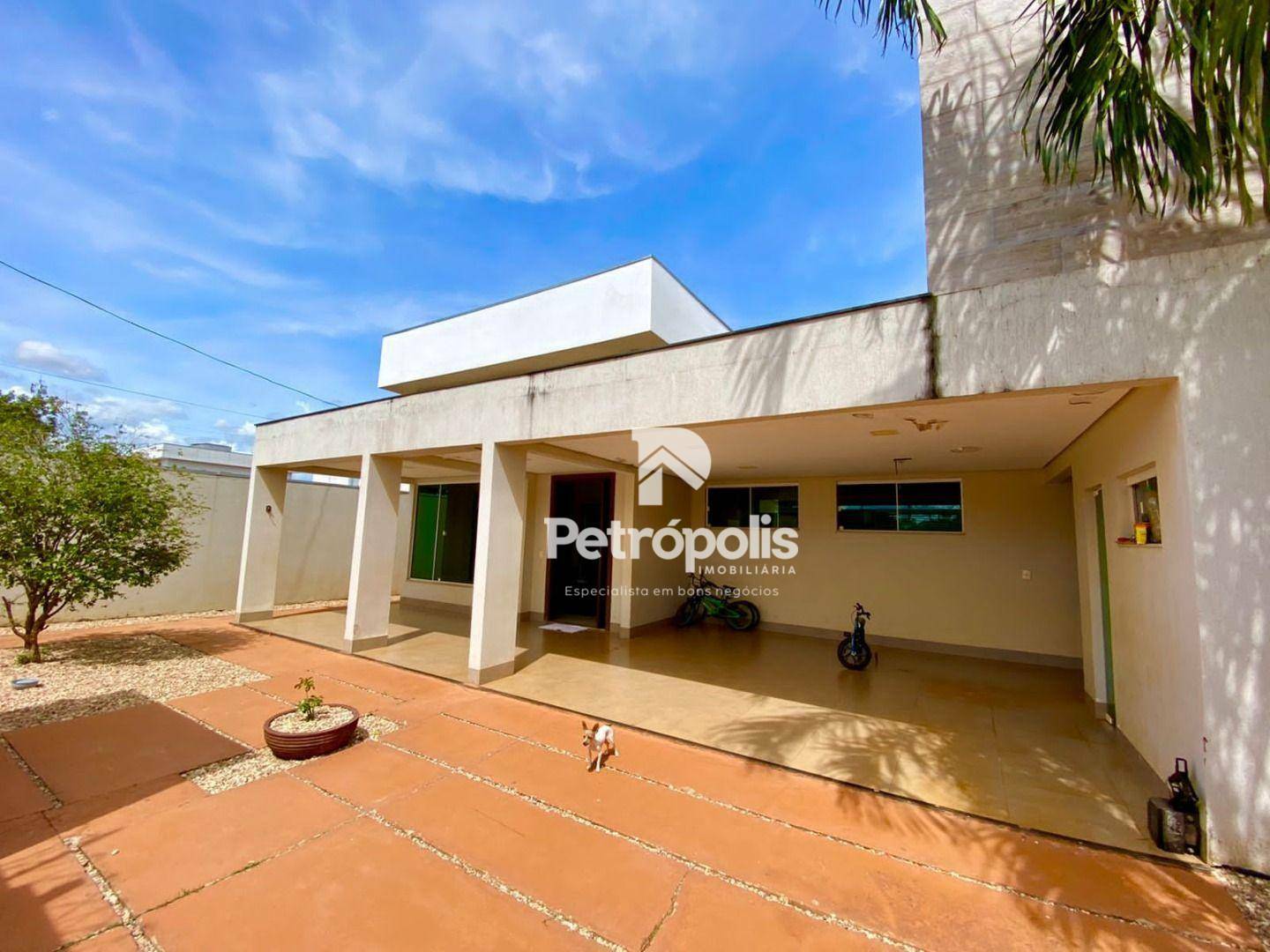 Casa à venda com 3 quartos, 250m² - Foto 1