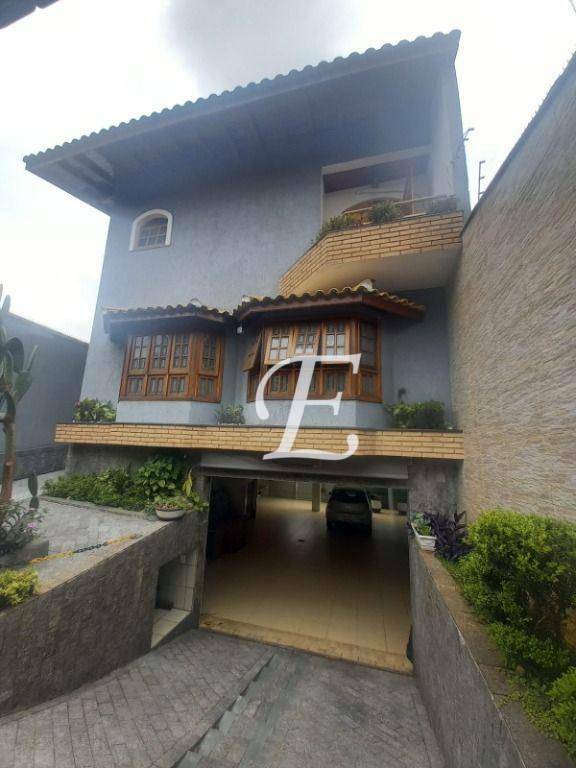 Sobrado à venda com 4 quartos, 256m² - Foto 1