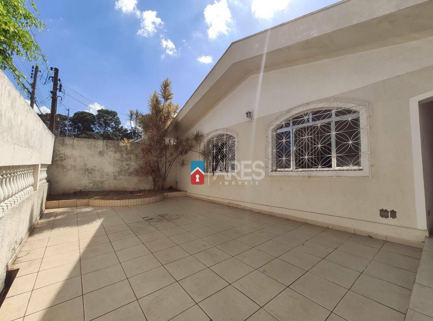 Casa à venda com 4 quartos, 213m² - Foto 1