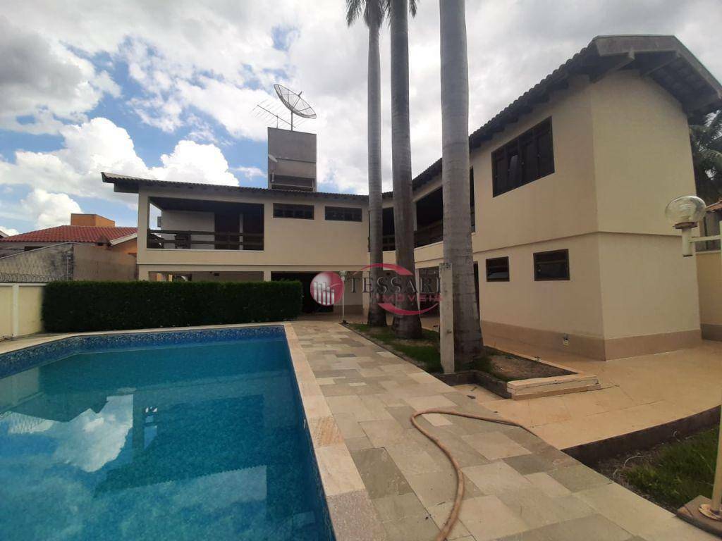 Casa à venda e aluguel com 4 quartos, 750m² - Foto 1