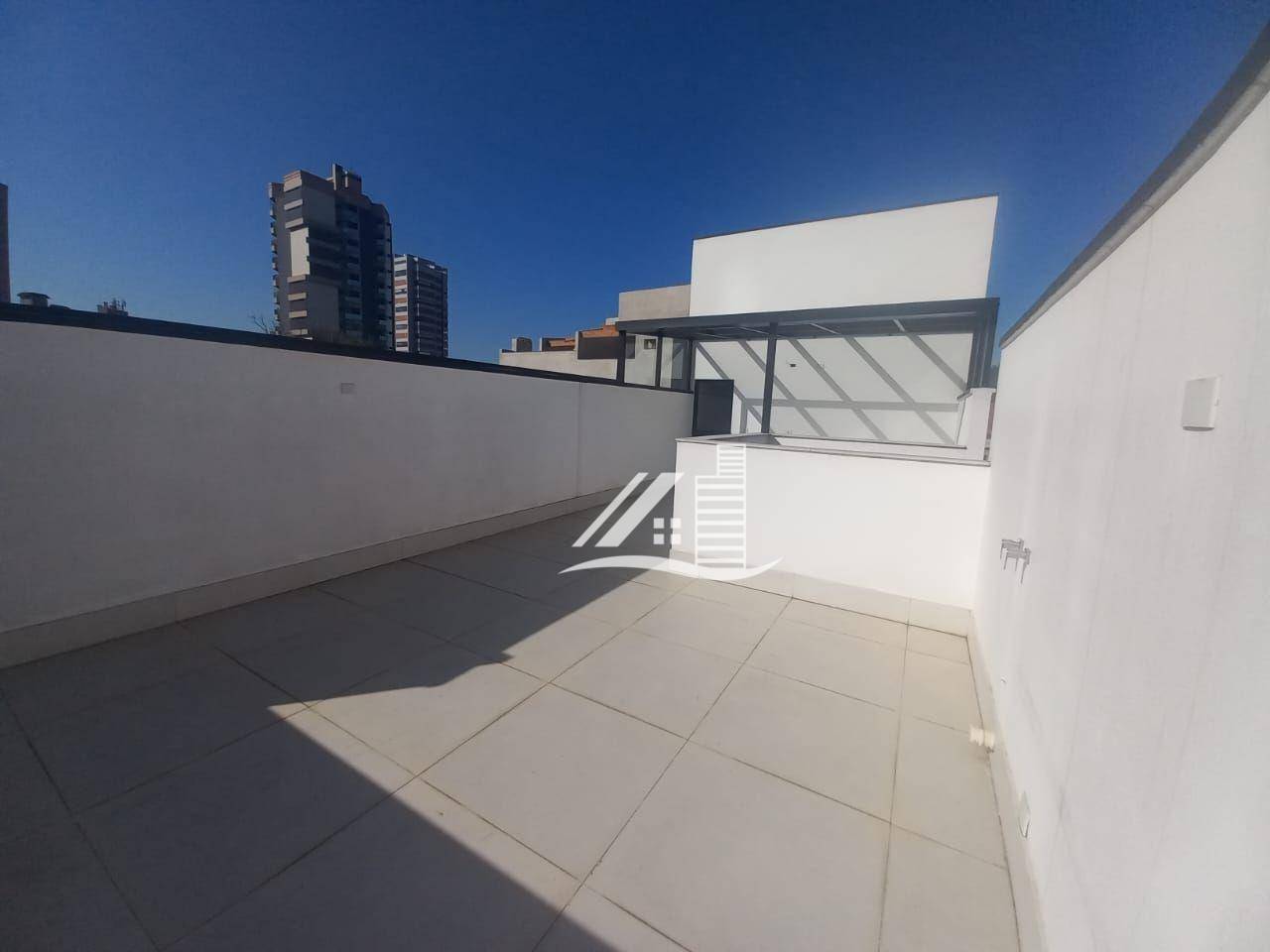 Sobrado à venda com 3 quartos, 300m² - Foto 1