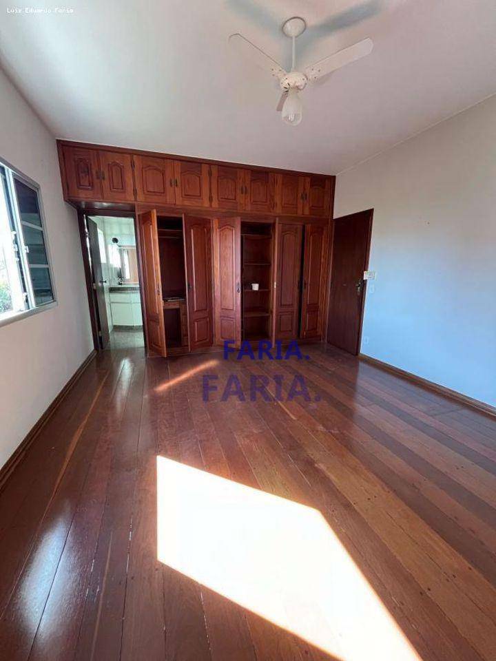 Casa à venda com 4 quartos, 379m² - Foto 3