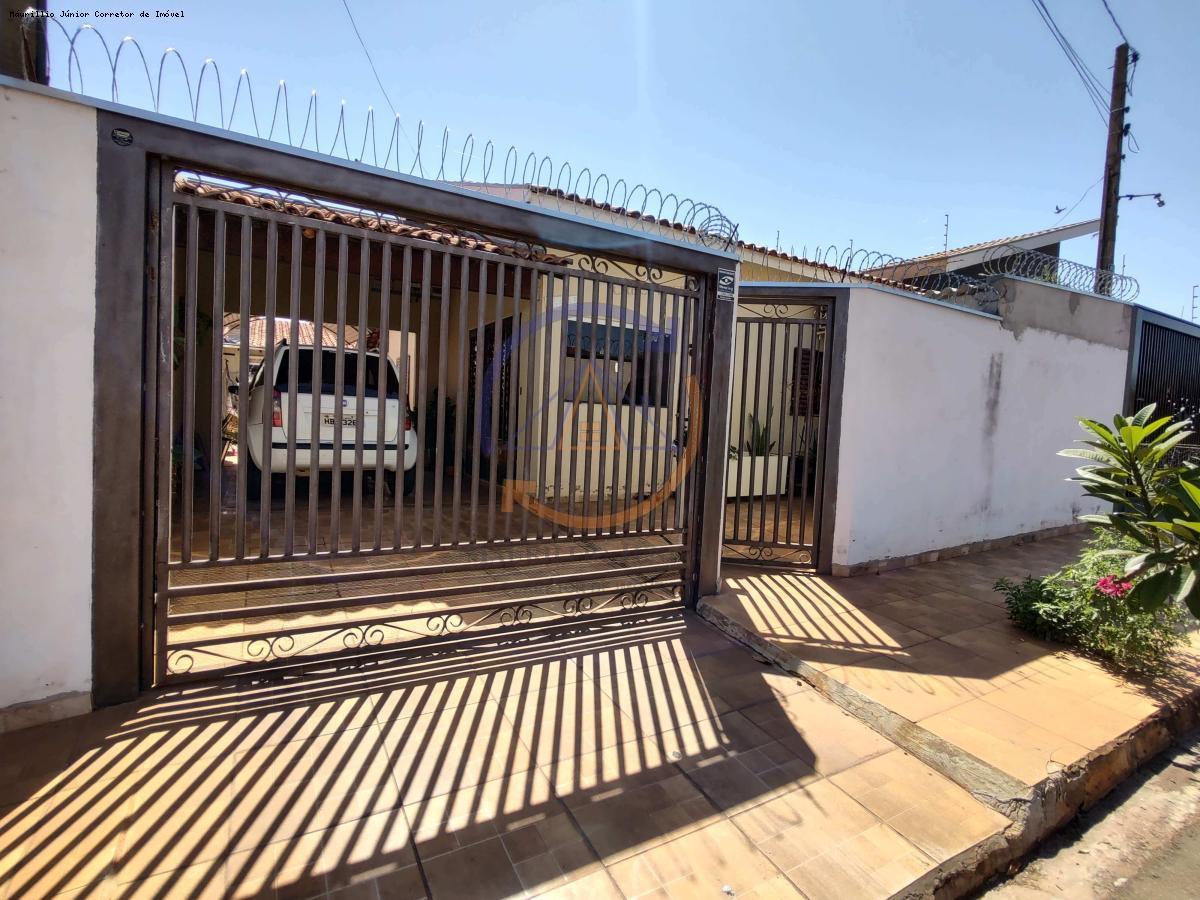 Casa à venda com 2 quartos, 200m² - Foto 1