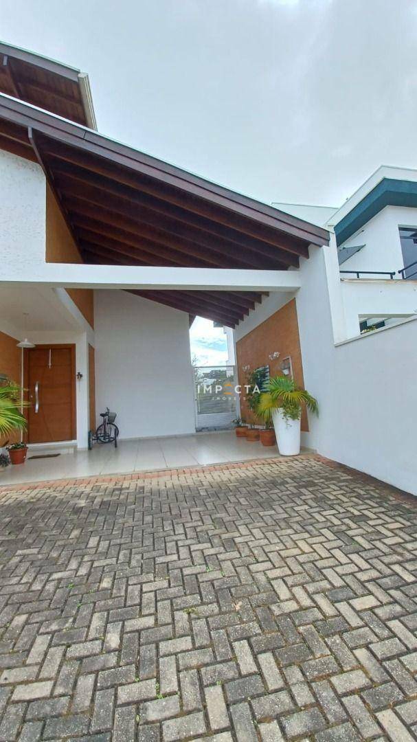 Casa à venda com 3 quartos, 228m² - Foto 2