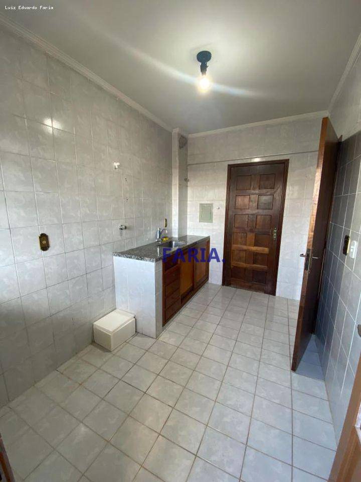 Apartamento à venda com 2 quartos, 70m² - Foto 2