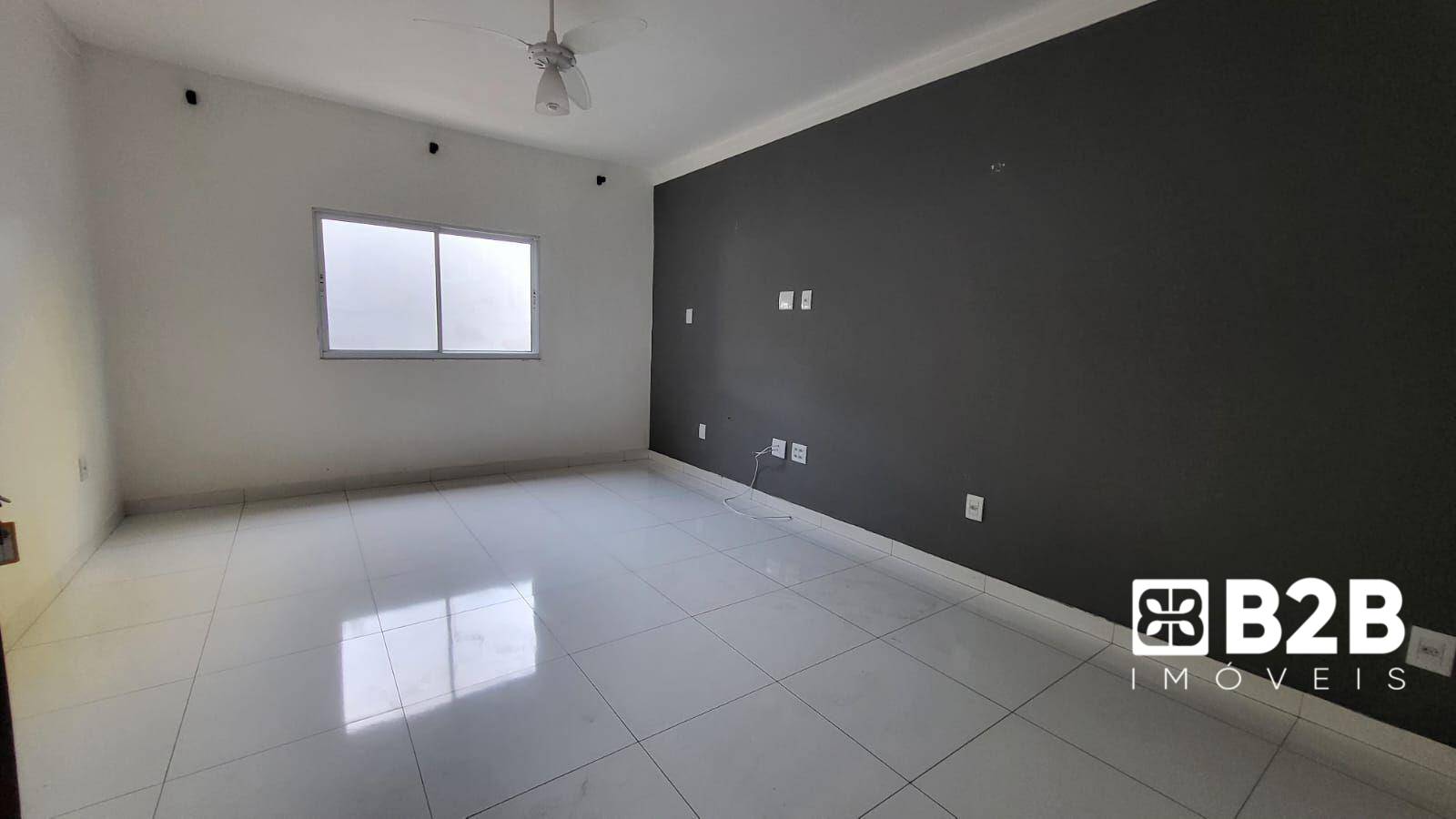 Casa à venda e aluguel com 3 quartos, 218m² - Foto 2