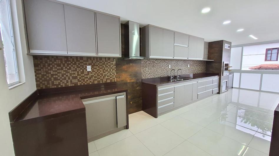 Casa à venda com 4 quartos, 233m² - Foto 1