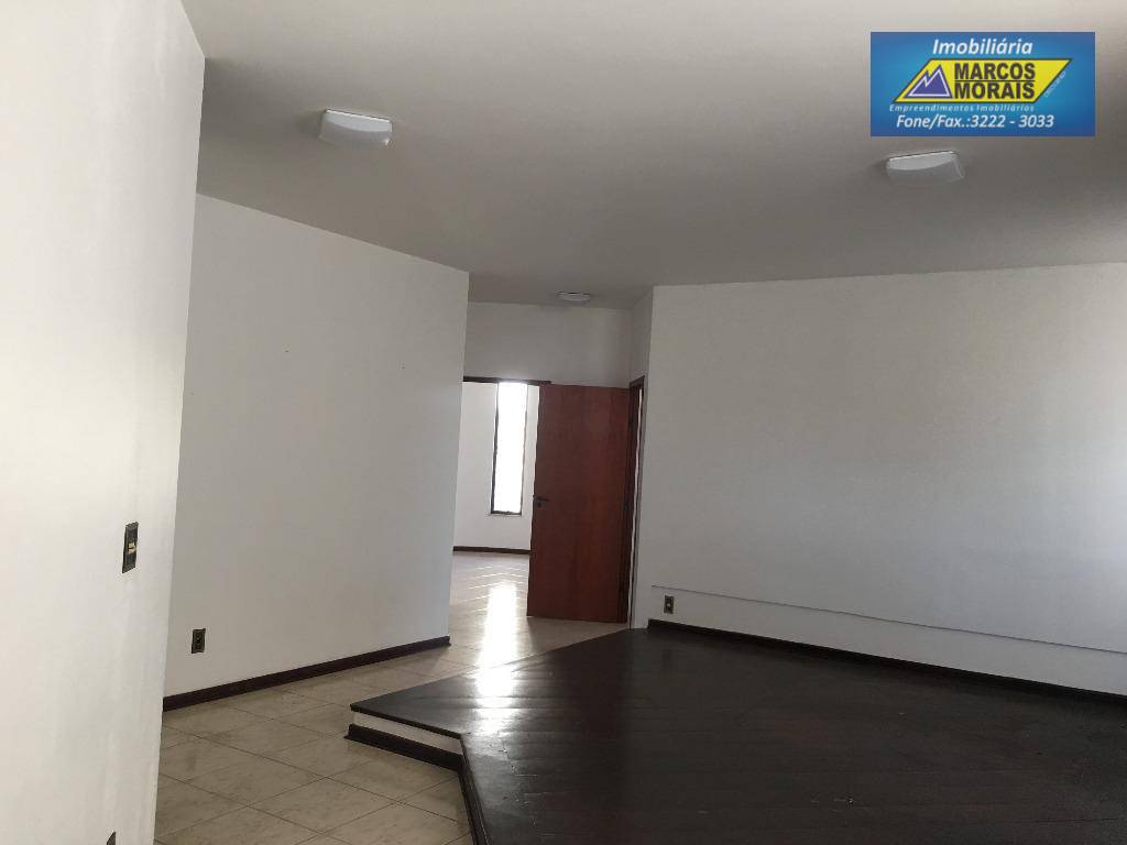 Casa à venda com 3 quartos, 328m² - Foto 6