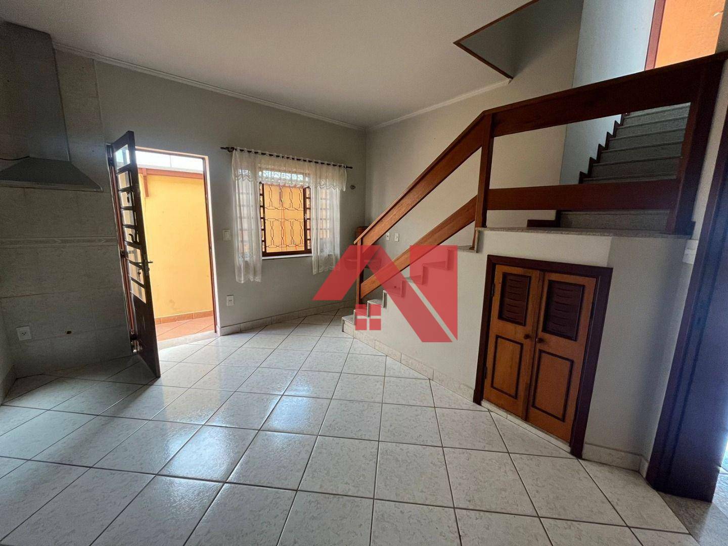 Sobrado à venda e aluguel com 4 quartos, 250m² - Foto 1