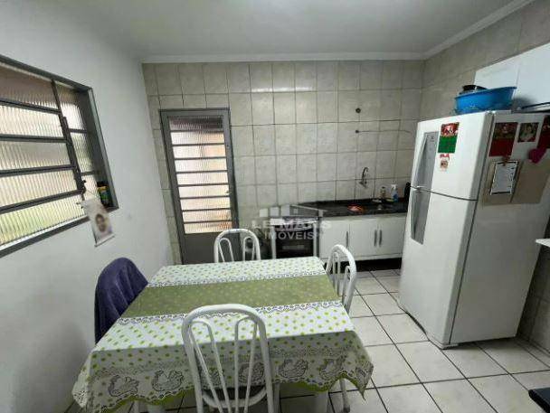 Casa à venda com 2 quartos, 60m² - Foto 2