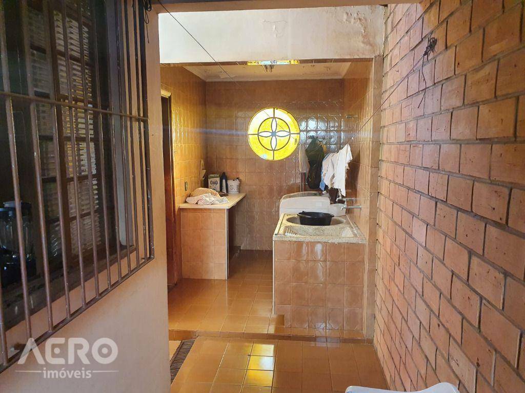 Casa à venda com 4 quartos, 342m² - Foto 13