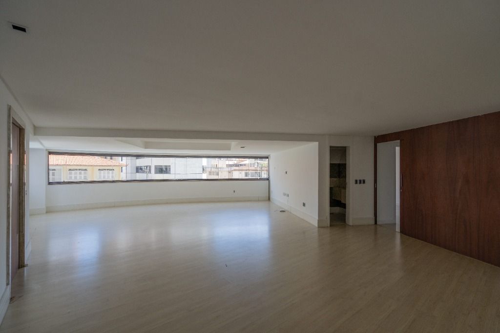 Apartamento à venda com 3 quartos, 210m² - Foto 1