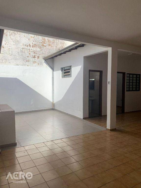 Casa para alugar com 2 quartos, 200m² - Foto 14