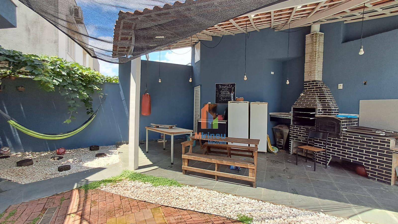 Sobrado à venda com 3 quartos, 250m² - Foto 1