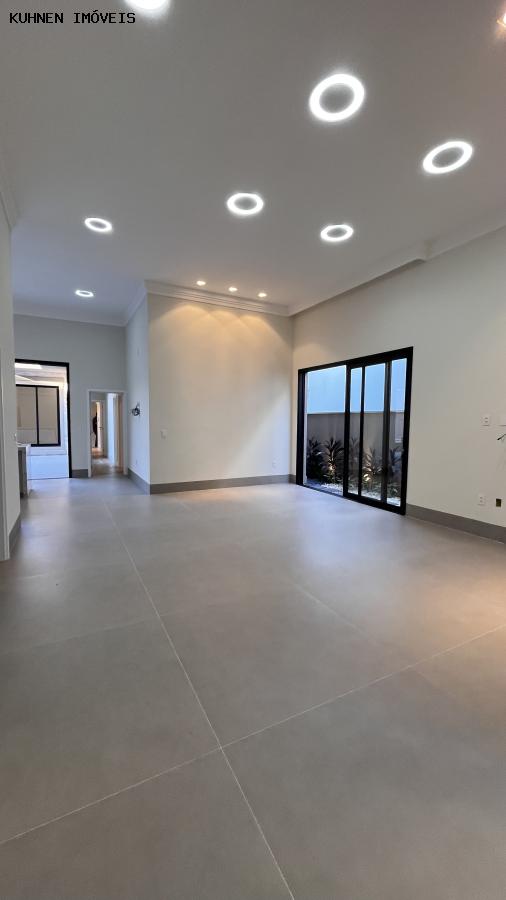 Casa de Condomínio à venda com 3 quartos, 250m² - Foto 3