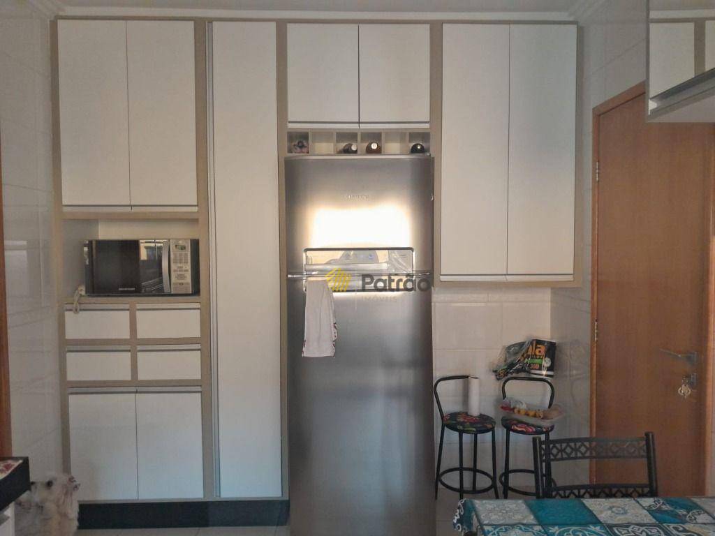 Apartamento para alugar com 3 quartos, 130m² - Foto 23