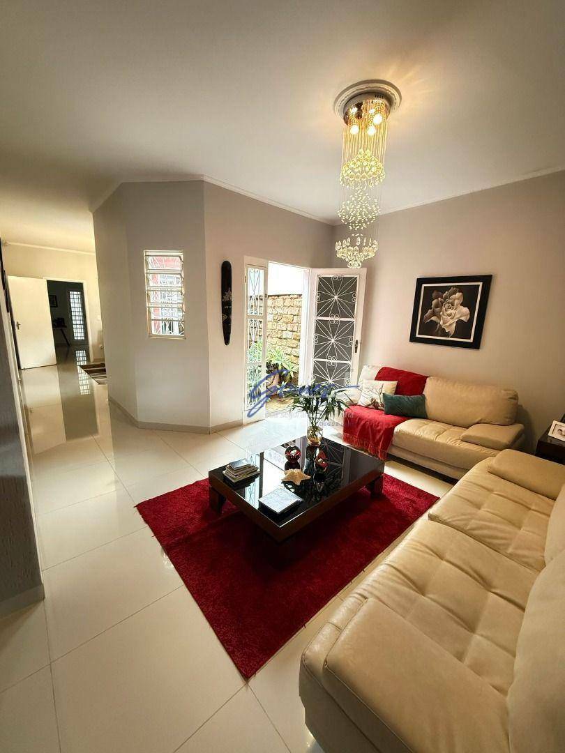 Casa à venda com 3 quartos, 252m² - Foto 1