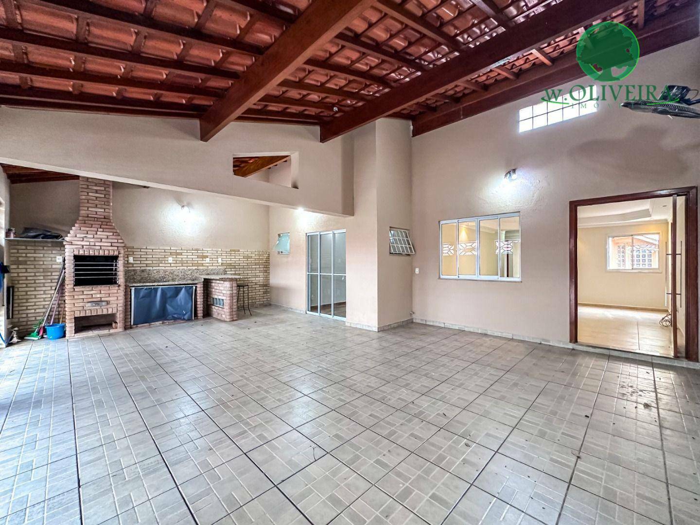 Casa à venda com 3 quartos, 203m² - Foto 1