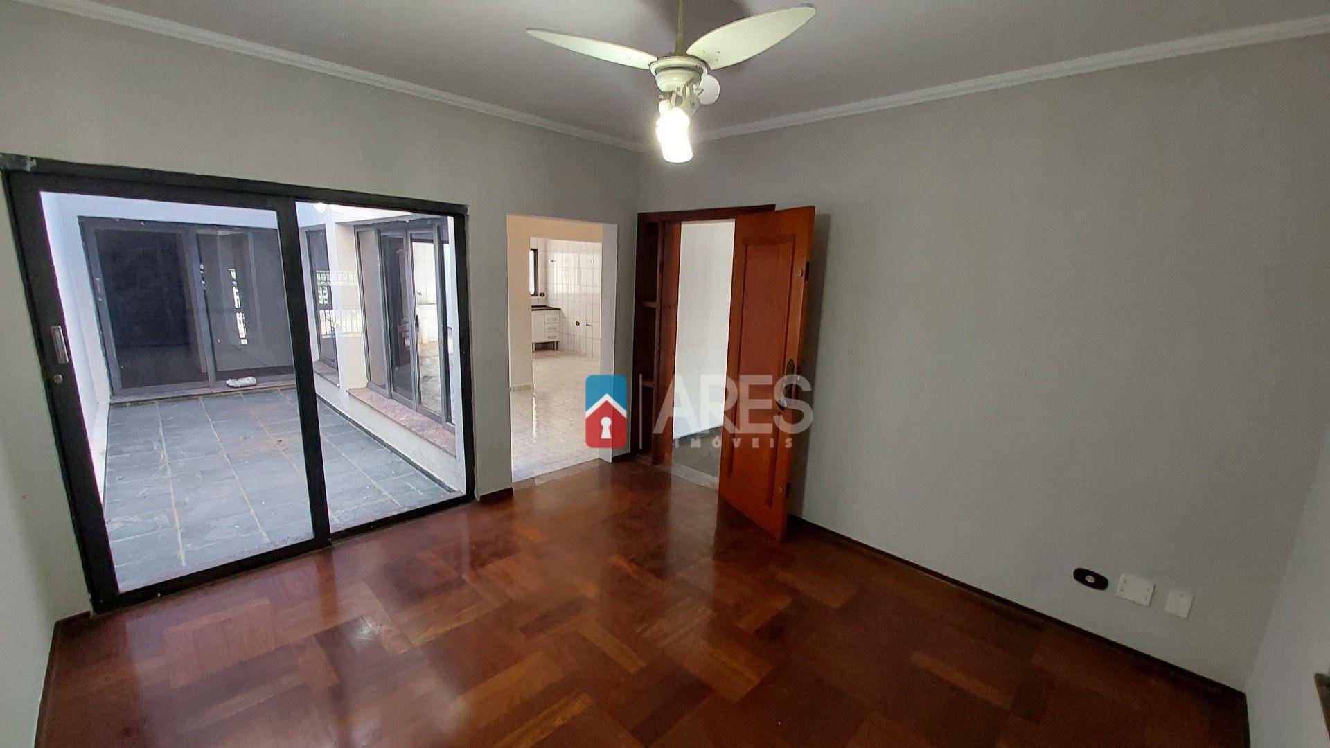 Casa à venda com 3 quartos, 188m² - Foto 1