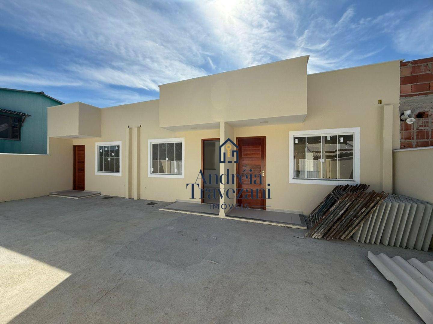 Casa à venda com 2 quartos, 70m² - Foto 1