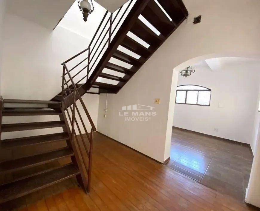 Casa para alugar com 4 quartos, 210m² - Foto 2