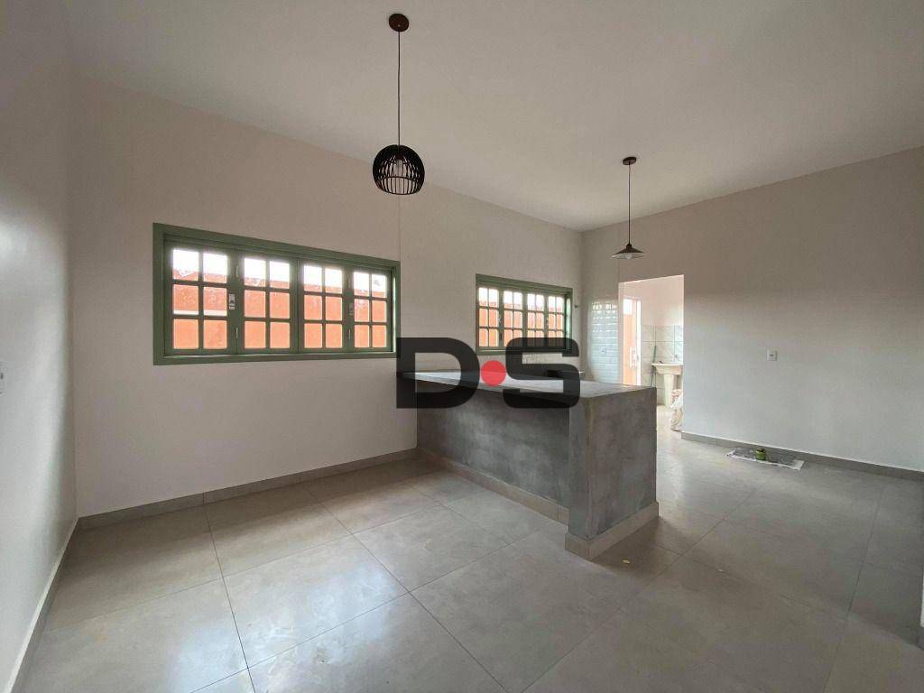 Casa à venda com 3 quartos, 100m² - Foto 1