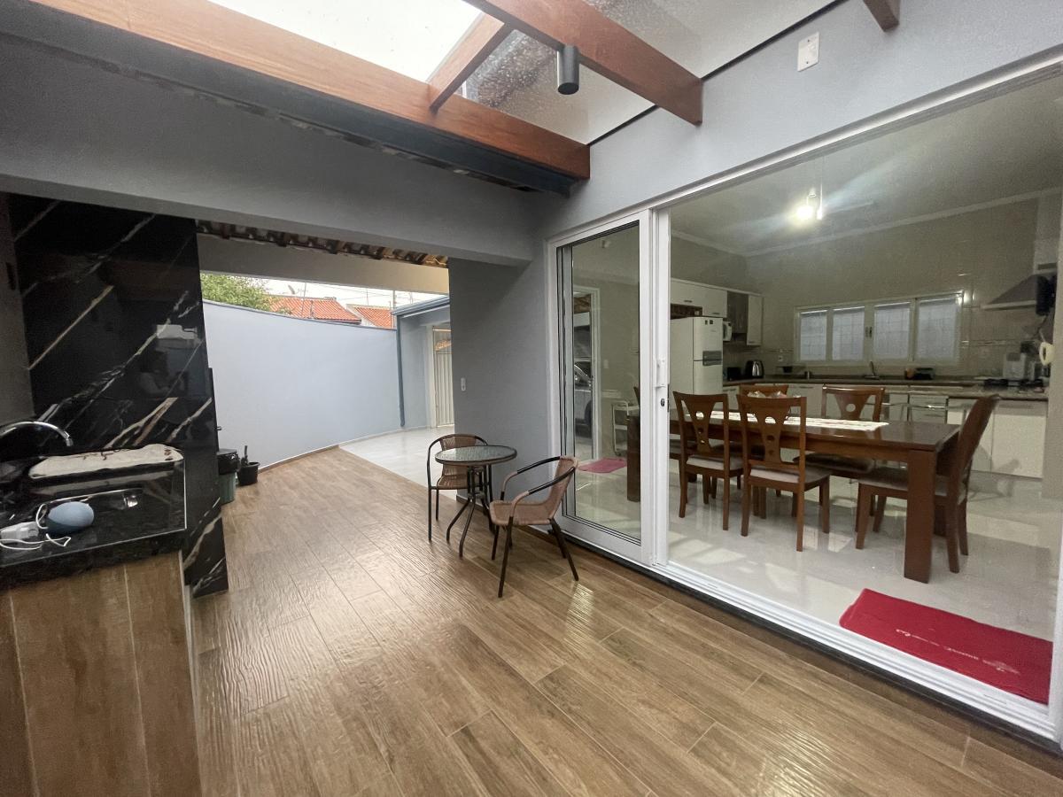 Casa à venda com 3 quartos, 208m² - Foto 1