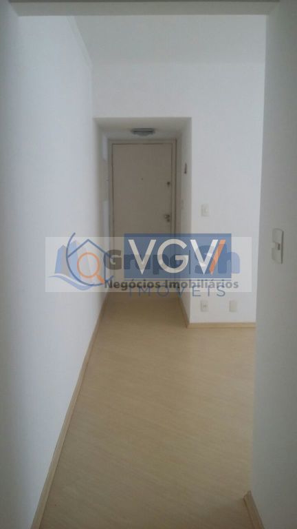 Apartamento à venda com 2 quartos, 70m² - Foto 2