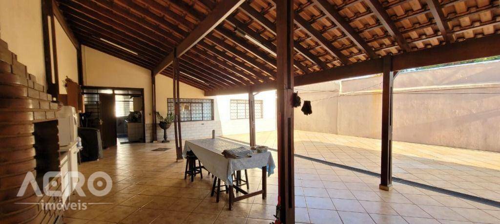 Casa à venda com 3 quartos, 200m² - Foto 2