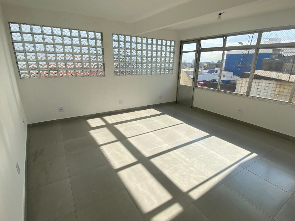 Casa para alugar com 3 quartos, 90m² - Foto 1