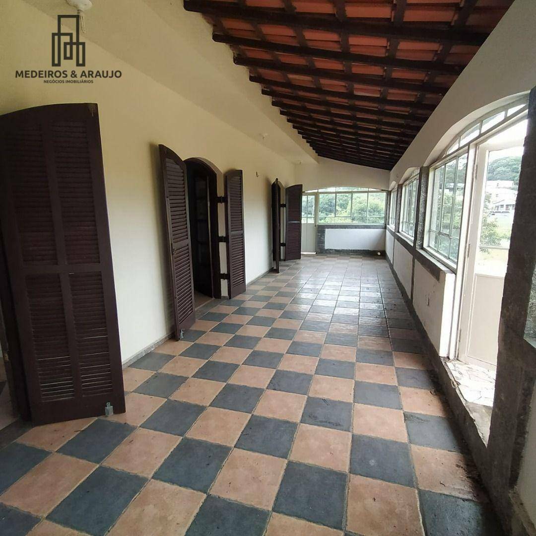 Casa à venda com 4 quartos, 210m² - Foto 3