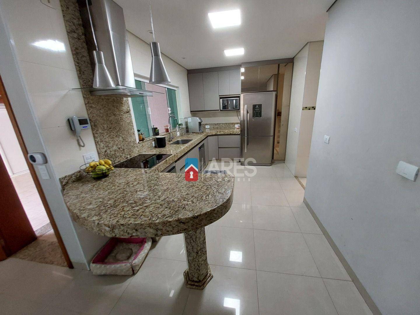 Casa à venda com 3 quartos, 231m² - Foto 2