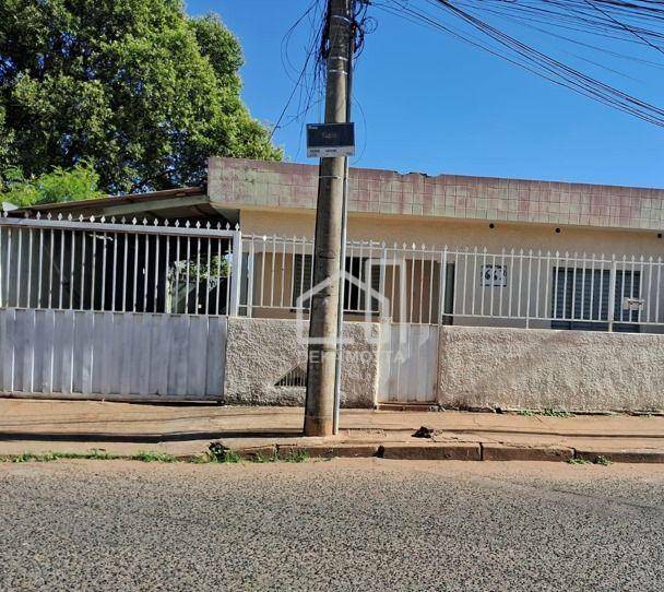 Casa de Condomínio à venda com 3 quartos, 372m² - Foto 1