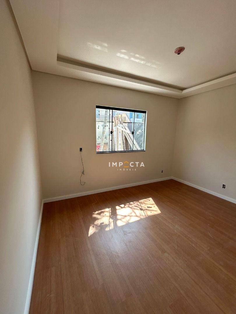 Casa à venda com 3 quartos, 300m² - Foto 2