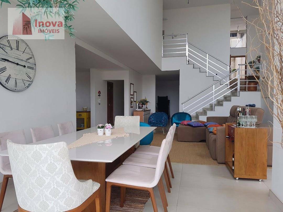 Casa à venda com 3 quartos, 780m² - Foto 1