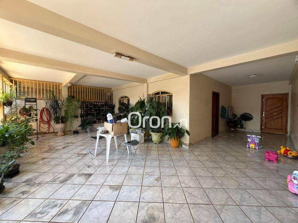 Sobrado à venda com 4 quartos, 393m² - Foto 1