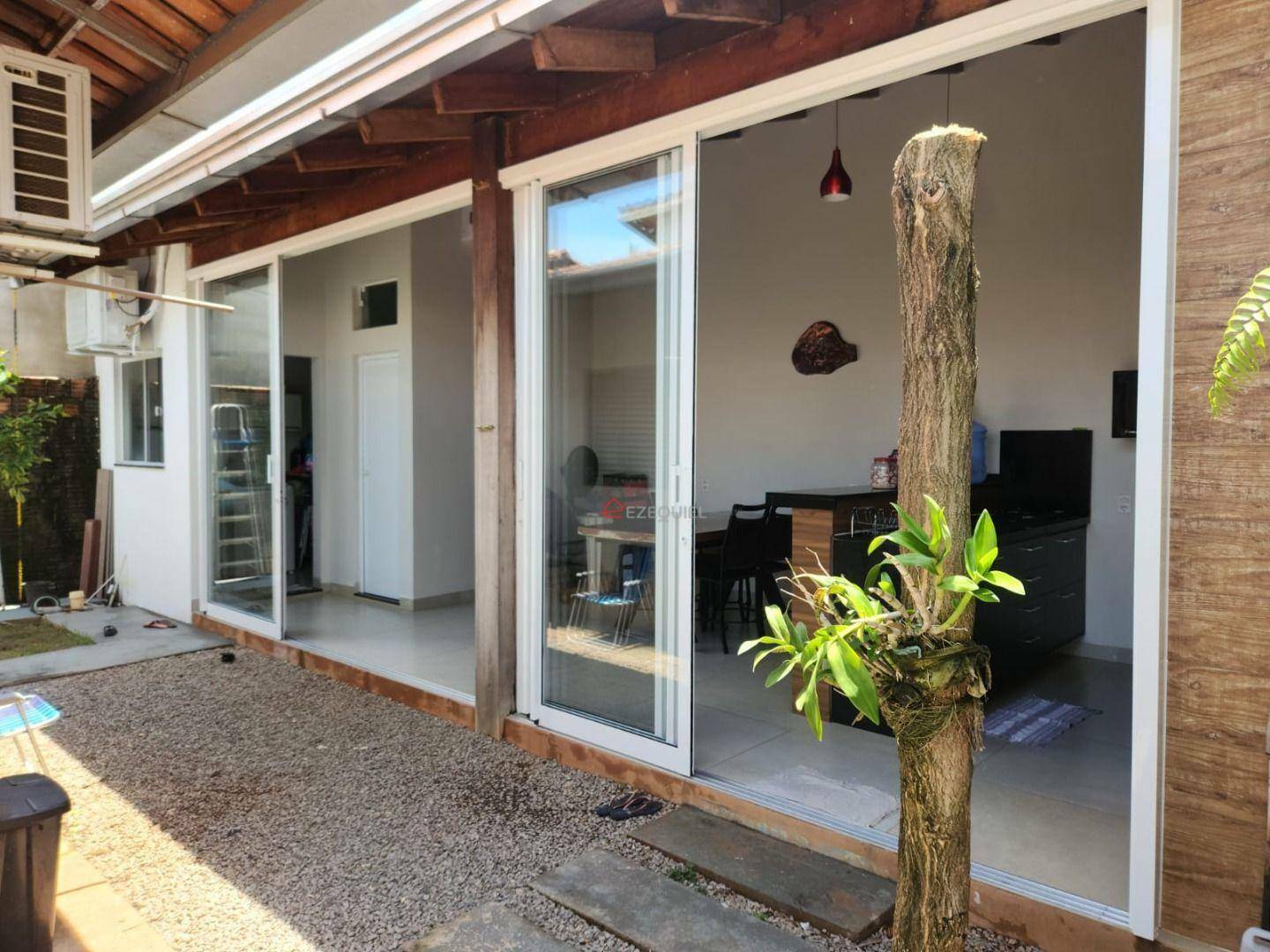 Casa à venda com 2 quartos, 81m² - Foto 1